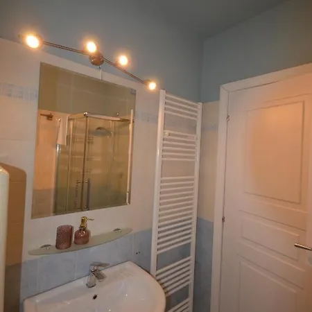 Varennahouse Aston Apt * ורנה